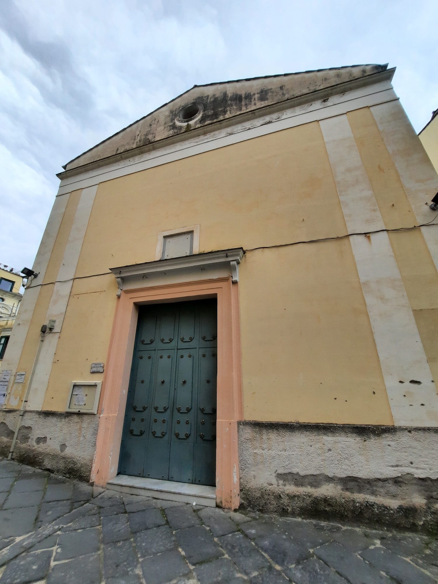 Santa%20Maria%20delle%20Grazie%20church%2C%20Salerno%20-%2002.jpg